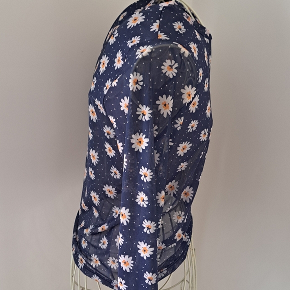 Sheer, floral top, size Medium. - Picture 4 of 5